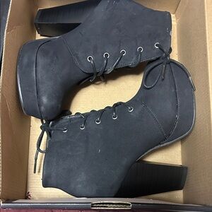 Women's Lace-Up Block Heel Ankle Boots - Black size 5